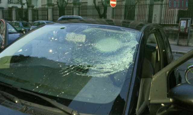 Bari, lanciano preservativi pieni d'acqua: colpita un'auto in corsa